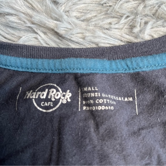 Hard Rock Cafe Tshirt Womens Small St Louis Black Silver Logo Wings Graphic - Picture 3 of 8